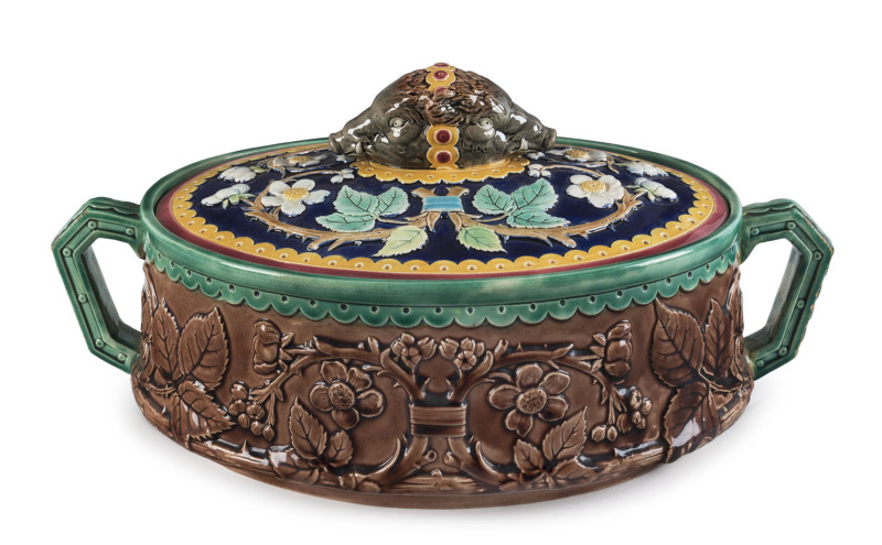 An English Majolica tureen with boar's head finial, circa 1870, 18cm high, 38cm acrss the handles