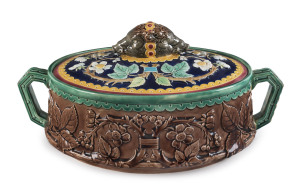 An English Majolica tureen with boar's head finial, circa 1870, 18cm high, 38cm acrss the handles