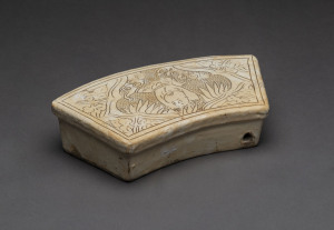 A Chinese ceramic pillow with sgrafitto decoration, 18th/19th century, 28cm across