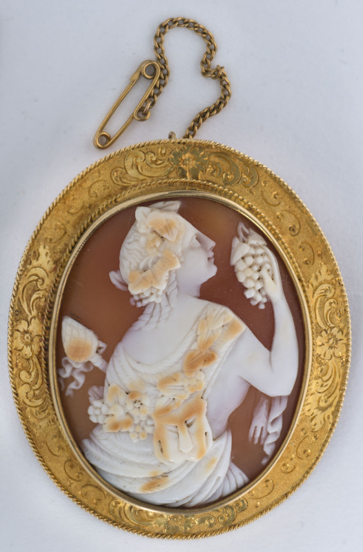 A fine antique cameo brooch with 18ct gold mount, 19th century, ​6cm high