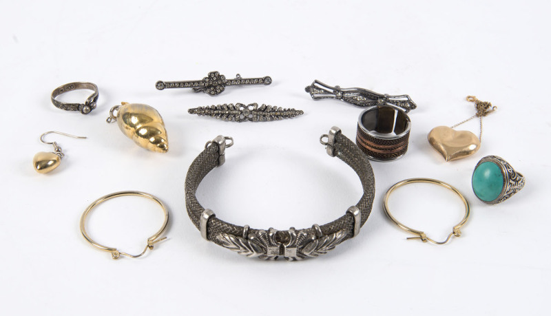 Assorted costume jewellery including rings, brooches, bangles, earrings etc.