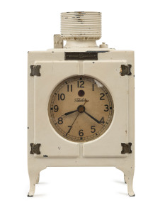 GENERAL ELECTRIC Refrigerator shaped advertising clock, painted metal, circa 1935, 22cm high