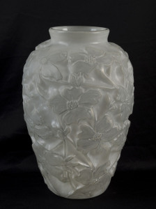 PHOENIX GLASS Dogwood white Art Deco glass vase, circa 1930s, 27cm long