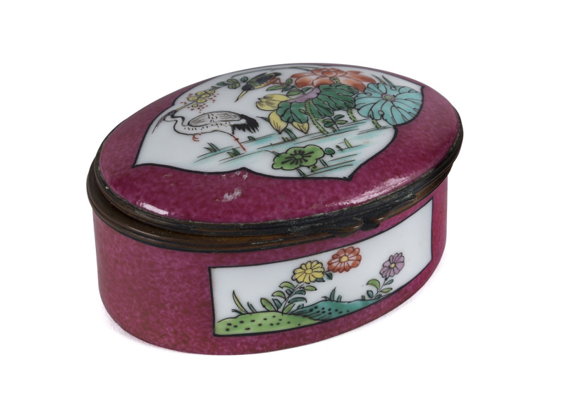 A Chinese export ware famille rose porcelain snuff box, circa 1800. 9.5cm across