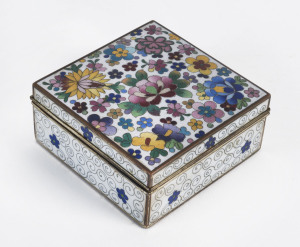 A Japanese floral cloisonné jewellery box by Sato, circa 1920 9.5cm across