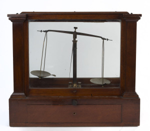 Antique balance scales in a mahogany case, 19th century, 37cm high