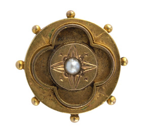 A Victorian brooch, yellow gold set with a seed pearl, 19th century, ​2cm diameter, 3.9 grams