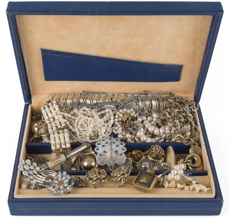 Assorted jewellery and costume jewellery including 9ct gold necklace (8.5 grams), 14ct gold and sapphire ring, 2 x 14ct gold clasps, assorted pearls, silver chains etc,