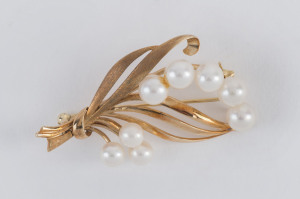 A 14ct gold and pearl brooch, stamped "14K" with pictorial maker's mark, 5cm across, 8.5 grams total