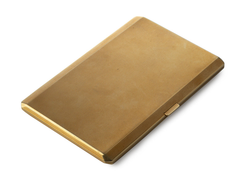 An English 18ct solid gold cigarette case by Goldsmiths & Silversmiths Co. 13cm across, 210 grams