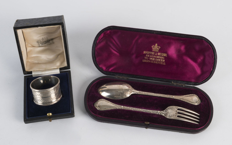 Mappin & Webb sterling silver spoon and fork set in plush fitted box together with a Hardy Bros. boxed napkin ring, late 19th century, 90 grams total