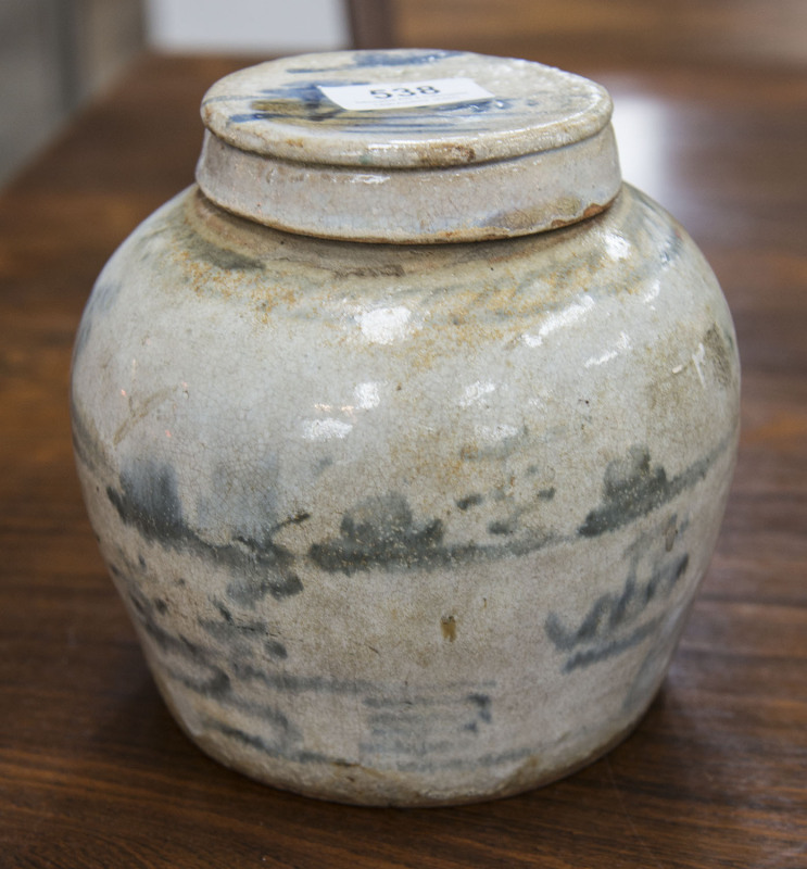 A Chinese trade ware ginger jar with lid, Ming Dynasty, 16cm high