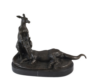 C. WILLIAMS, kangaroos, bronze sculpture on marble base, signed "C. Williams". 28cm high, 40cm across