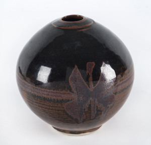 LES BLAKEBROUGH pottery vase, monogram mark "LB", ​18cm high