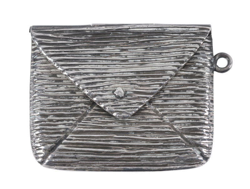 Stamp Boxes - Silver: Edwardian case in the form of a small envelope (30x23mm) with horizontal rolled-line pattern, no hallmarks, weight 7gr, some light tarnishing, good condition overall with small ring for attaching to a fob chain.