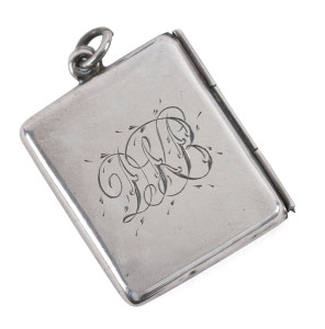 Stamp Boxes - Silver: 1905 Albert E Jones single-size case in the form of a small envelope (27x23mm) engraved "DKB" on front, weight 5gr, hallmarked in Chester, excellent condition overall with hinging in good order, small ring for attaching to a fob chai