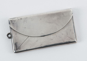 Stamp Boxes - Silver: 1912 Albert E Jones (Birmingham) double-size case in envelope design (60x32mm) with space for calling card, weight 17gr, hallmarked in Birmingham, slight dents, the hinge in excellent order, small loop for attaching to a fob chain.