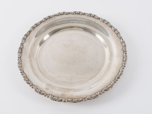 An Egyptian silver circular dish with scrolling rim, 20th century, 24cm diameter, 370 grams.