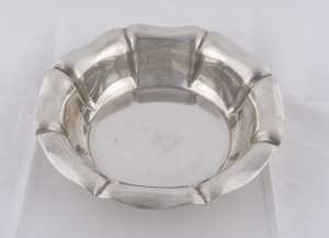 A German silver circular fluted bowl, 20th century, 26cm diameter, 360 grams.
