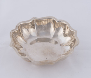 A Mexican sterling silver bowl raised on three ball feet, 20th century, 12.5cm diameter, 80 grams.