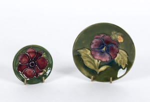 MOORCROFT "Anemone" pattern dish, circa 1930s; together with a "Pansy" pattern dish, circa 1950s, ​7.5cm and 11.5cm diameter