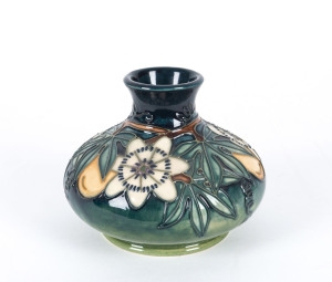 MOORCROFT "Passion Fruit" vase, late 20th century, stamped "Moorcroft, Made In England, 97", 10cm high, 13cm wide,