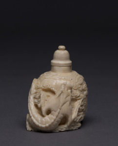 A Chinese snuff bottle with dragon motif, carved ivory, 19th century, 6cm high