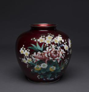 A Japanese pigeon blood cloisonne vase early to mid 20th century, 19cm high
