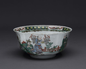 A Chinese famille vert porcelain bowl, Qing Dynasty, late 19th century, 17.5cm diameter