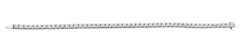 A tennis bracelet in 18ct white gold, featuring 50 diamonds of SI clarity totalling 4.72 carats. 
