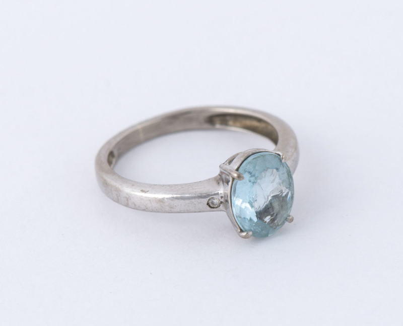 An 18ct white gold rind set with aquamarine, ​3.2 grams