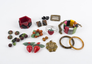 Collection of vintage and Art Deco costume jewellery, 20th century