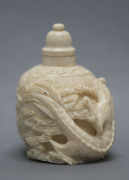 A Chinese snuff bottle with dragon motif, carved ivory, 19th century, ​6cm high - 2