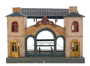 BING (attributed) "O" Gauge railway station in painted or lithgraphed metal, with ornate entrance gate building plus canopied platform with double-facing seat; two operable doors, removable roof components. Width: 27cm (10.5"), Height: 19cm (7.5"). Germany, circa 1930s.