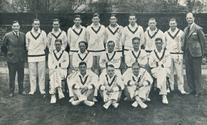 1929 SOUTH AFRICAN TEAM TO ENGLAND, team picture with 17 signatures including Nummy Deane (captain), Herbie Taylor, Edward van der Merwe & Bob Caterall. Fine condition.