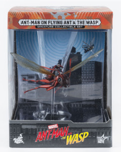 ANT-MAN On Flying Ant & The Wasp, Marvel Hot Toys miniature collectible set