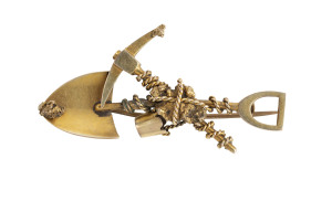A gold miner's brooch, crossed pick and shovel with rope and bucket plus nugget specimens, 19th century, 4.5cm long, 4.4 grams