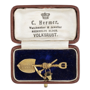 A gold miner's brooch in box, South African origin, 19th century, Stamped "9ct", 4,5cm long 3.7 grams