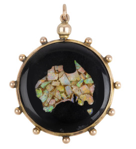 An Australian Federation pendant featuring the map of Australia on one side and the coat of arms on reverse (glass damaged), rose gold and opal, late 19th century, ​4.5cm high