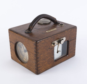 LEVINSON & SONS Pigeon time recording clock in oak case with ivoreen plaque "Levinson & Sons Manufacturing Jewellers Ltd. Perth W.A. & London", circa 1900. 13cm high, 21cm wide, 16cm deep