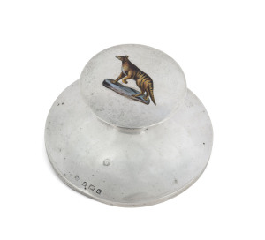 TASMANIAN TIGER: Sterling silver inkwell with enamel Thylacine decorated top, Birmingham, circa 1909, 4cm high, 7cm diameter