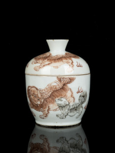 A Chinese porcelain lidded bowl with lion decoration, Qing Dynasty, 18th/19th century, 12.5cm high