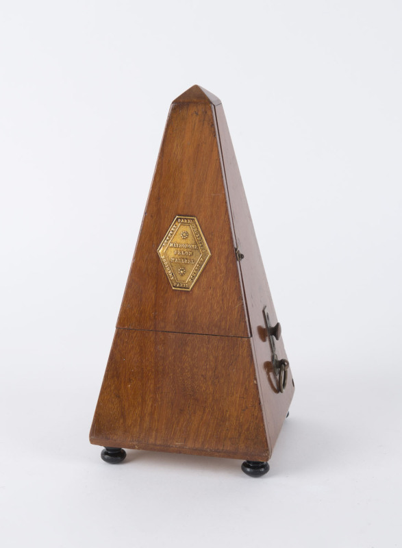 A French metronome with clockwork movement in walnut case, early 20th century, 23cm high