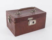 Chinese Mah-Jong set with bone and bamboo tiles in fitted leather case, circa 1920, ​the case 13cm high, 21cm wide, 14cm deep - 2