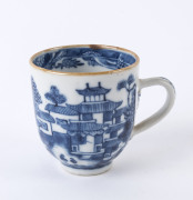 A Chinese Kangxi blue and white porcelain willow pattern cup, Qing Dynasty, circa 1720, ​6.5cm high