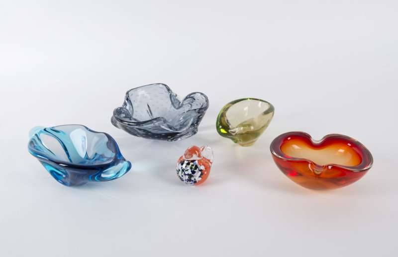 Four Murano glass bowls and ashtray together with a glass bird statue, (5 items), the largest 18cm wide