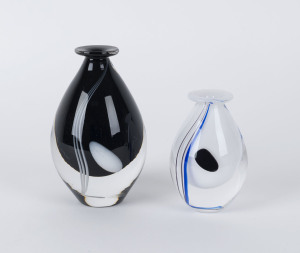 KOSTA BODA two Swedish art glass vases by Klas Göran Tinbäck, late 20th century, signed "Kosta, 48253, Tinbäck", with original foil labels, 13.5cm and 10.5cm high