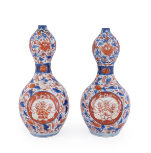 A pair of Chinese Imari porcelain double gourd shaped vases, 19th century, 26.5cm high