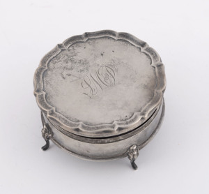 An English sterling silver circular jewellery box, by H. Matthews, Birmingham, circa 1913, 4.5cm high, 8.5cm diameter
