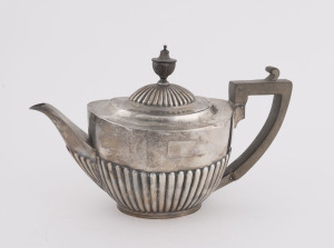 English sterling silver teapot by Goldsmiths & Silversmiths Co. Ltd., London, circa 1930, 17cm high, 610 grams total